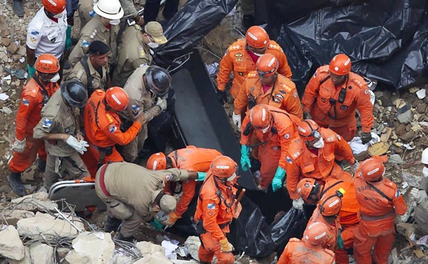 Bombeiros carregam s&eacute;timo corpo encontrado em escombros de pr&eacute;dios no Rio; O n&uacute;mero de desaparecidos passa de 20 pessoas