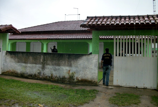 Momento em que agentes da Pol&iacute;cia Civil adentraram a casa do propriet&aacute;rio da Fazenda Santo Ant&ocirc;nio.