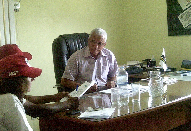Prefeito de Itabela, Osvaldo Gomes Carib&eacute;, em reuni&atilde;o com os manifestantes.