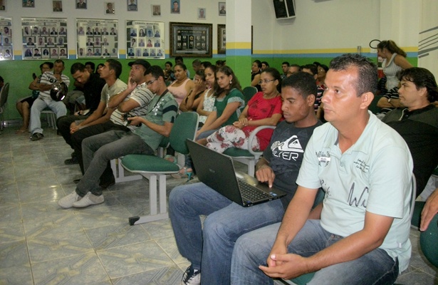 Segundo o funcion&aacute;rio e integrante da comiss&atilde;o dos servidores p&uacute;blicos do munic&iacute;pio, Jurandir Cordeiro, esta &eacute; a terceira vez que prefeito do munic&iacute;pio n&atilde;o comparece &agrave; uma reuni&atilde;o para discutir com os servidores sobre o Plano de Carreira