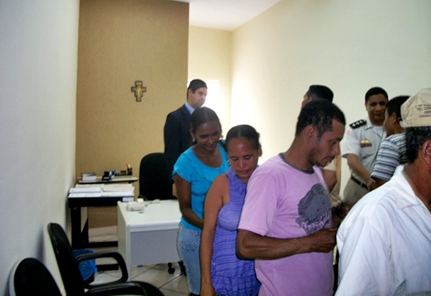 Os familiares dos jovens se reuniram com autoridades ainda na tarde de sexta-feira (dia da manifesta&ccedil;&atilde;o).