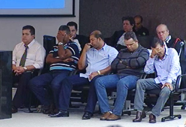 Réus abaixam a cabeça ao receberem a sentença de culpados durnte júri em Alagoas
