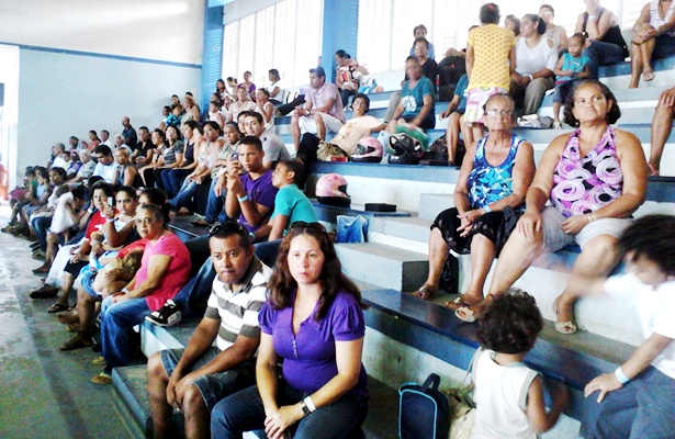Fi&eacute;is que acompanharam a programa&ccedil;&atilde;o da arquibancada do gin&aacute;sio de esportes