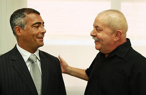 Momento em que Rom&aacute;rio &eacute; recebido pelo ex-presidente Lula (Foto: Ricardo Stuckert/Divulga&ccedil;&atilde;o/Instituto Lula)