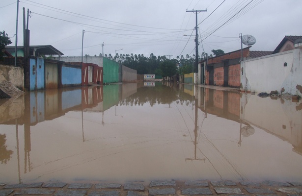 De acordo com informa&ccedil;&otilde;es dos pr&oacute;prios moradores, a administra&ccedil;&atilde;o atutal n&atilde;o se prop&otilde;e a resolver o problema porque o cal&ccedil;amento foi feito na gest&atilde;o passa
