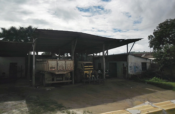 A patrol da prefeitura est&aacute; parada na garagem por falta de manuten&ccedil;&atilde;o