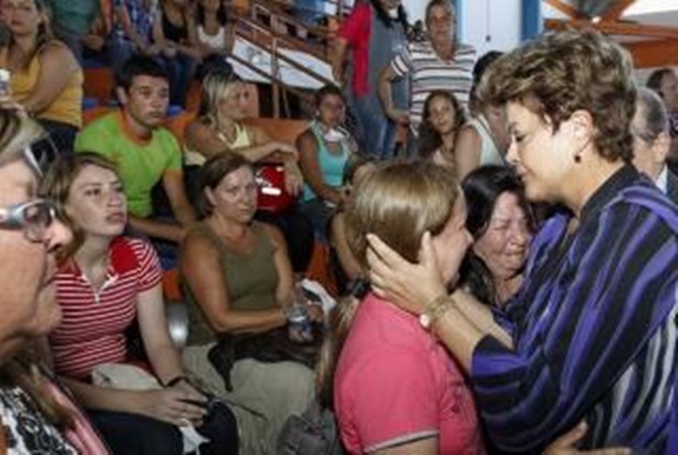 A presidenta visitou as fam&iacute;lias das vitimas no local durante a tarde deste domingo.