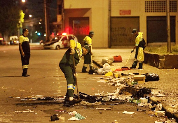 Funcion&aacute;rios da prefeitura limpam ruas da regi&atilde;o da cracol&acirc;ndia ap&oacute;s opera&ccedil;&atilde;o da PM
