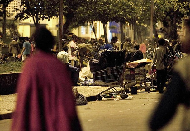 Dependentes, que antes ficavam na cracol&acirc;ndia, se aglomeram na pra&ccedil;a J&uacute;lio Prestes ap&oacute;s opera&ccedil;&atilde;o da PM que os tirou da rua Helv&eacute;tia
