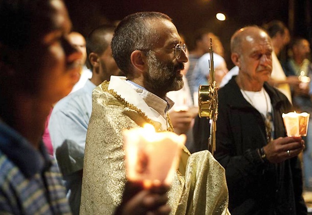 Mission&aacute;rios da igreja cat&oacute;lica fazem romaria para tentar acolher viciados no centro de SP