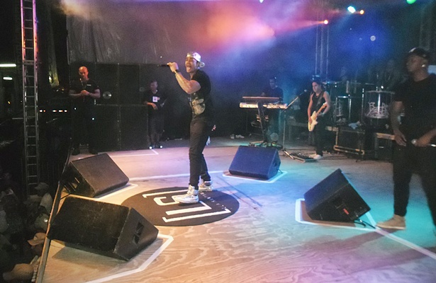 L&eacute;o Santana animou a multid&atilde;o do in&iacute;cio ao fim do show