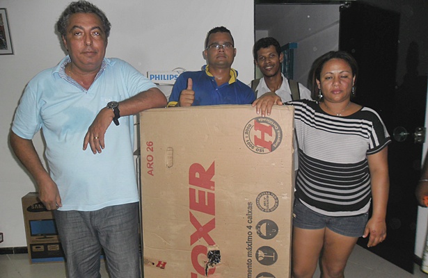 Brand&atilde;o (esquerda) em mais uma entrega de pr&ecirc;mios