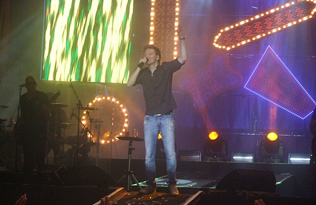 Michel Tel&oacute; cantou diversos sucessos de sua carreira e levou a multid&atilde;o ao del&iacute;rio