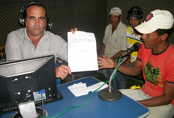 O rep&oacute;rter J. Alencar de posse de documentos, que segundo os funcion&aacute;rios, comprovam o atraso dos sal&aacute;rios dos mesmos