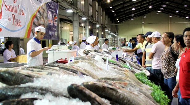 Peixes sendo vendidos em feira