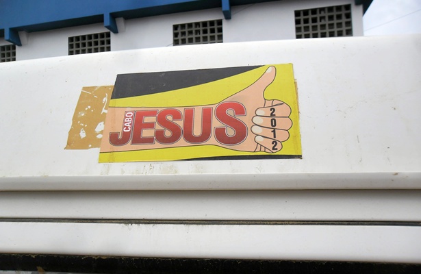 H&aacute; um adesivo na parte traseira do ve&iacute;culo do pre&acute;-candidato com os dizeres "Cabo Jesus 2012", o que caracteriza propaganda antecipada