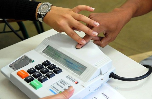Basta posicionar um dos dedos do eleitor no terminal do mes&aacute;rio e ele &eacute; liberado para votar, pois n&atilde;o precisa de comprova&ccedil;&atilde;o e verifica&ccedil;&atilde;o dos documentos pessoais do cidad&atilde;o