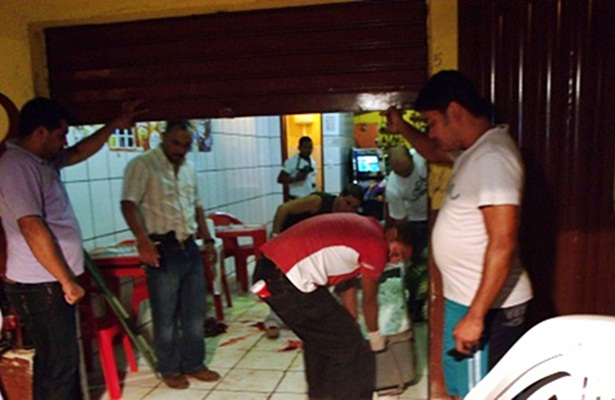 Momento em que a Polícia Técnica recolhe os corpos