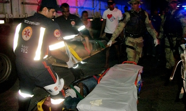 Momento em que Geisa era colocada na maca para ser conduzida &agrave; ambul&acirc;ncia