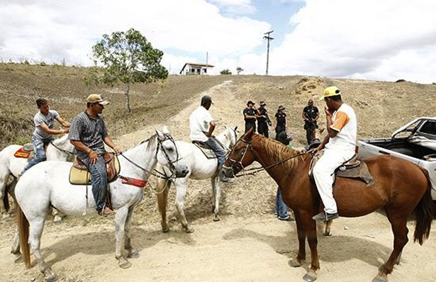 Pol&iacute;cia Federal acompanhando vaqueiros retirarem o gado de uma das fazendas ocupadas pelos &iacute;ndios