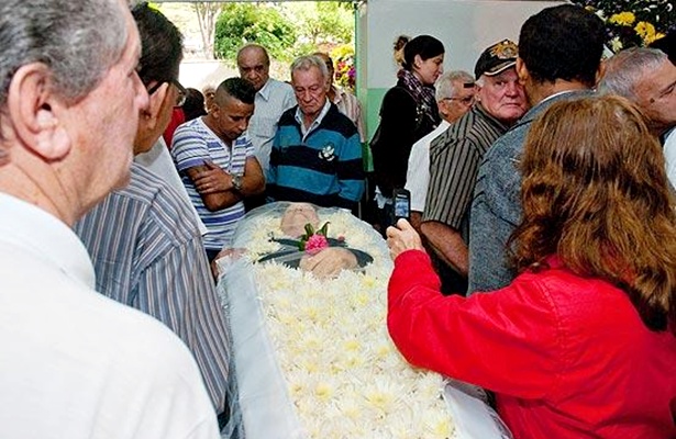 Familiares, amigos e f&atilde;s se despedem do cantor Tinoco no cemit&eacute;rio da Quarta Parada, no Bel&eacute;m, em S&atilde;o Paulo