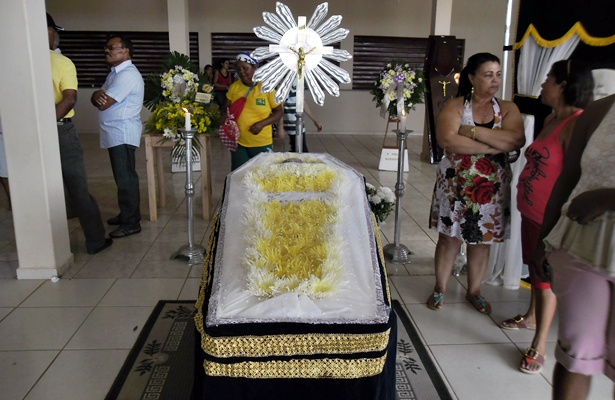 O corpo de Dona 'Nita' foi velado na igreja Nossa Senhora Apareciada.