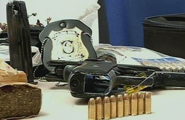 Material apreendido com os suspeitos (Foto: Reprodu&ccedil;&atilde;o/TV Globo)