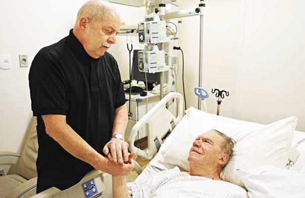 Ex-presidente Lula visita senador Jos&eacute; Sarney, internado no Hospital S&iacute;rio-Liban&ecirc;s, em S&atilde;o Paulo. O presidente do Senado deu entrada ao hospital no final da tarde de s&aacute;bado (14), com risco de infarto, e recebeu alta da Unidade de Terapia Intensiva (UTI) na tarde desta segunda-feira (16). Ele apresenta quadro "est&aacute;vel", segundo boletim m&eacute;dico