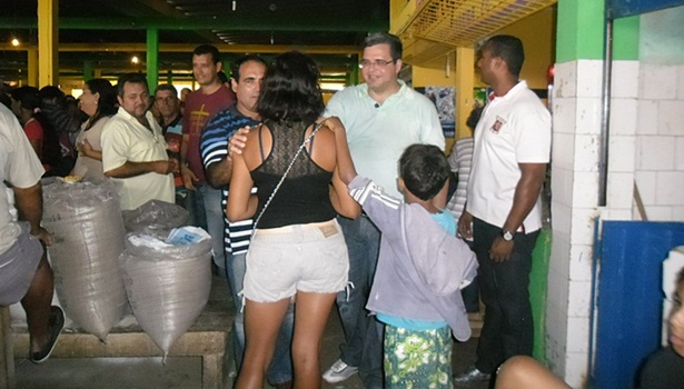 J&aacute; no Mercado Municipal, J&uacute;nior Dap&eacute; fez quest&atilde;o de cumprimentar e ouvir todas as pessoas