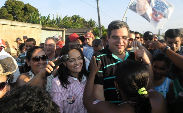 J&uacute;nior Dap&eacute; abra&ccedil;ado logo na chegada pela multid&atilde;o que o esperava