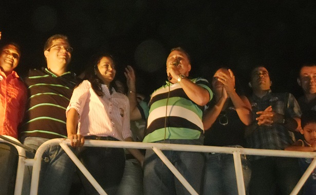 No bairro Bandeirante, onde o evento se encerrou, v&aacute;rias autoridades discursaram e declararam apoio ao candidato J&uacute;nior Dap&eacute;