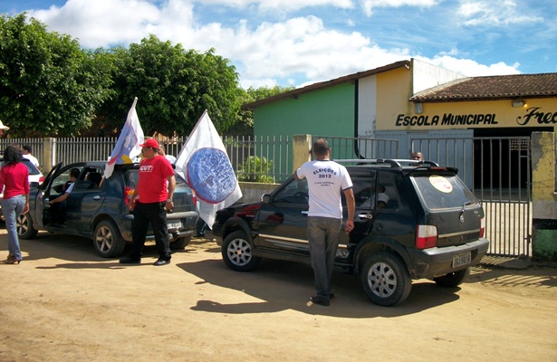 Membros das chapas 1 e 2 e da comiss&atilde;o eleitoral percorreram pelo menos cinco escolas na manh&atilde; desta quinta (17), levando a urna itinerante