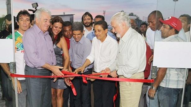 Sob vaias, o governador Jaques Wagner inaugurou obras em Porto Seguro (Foto: Secretaria de Comunica&ccedil;&atilde;o de Porto Seguro)