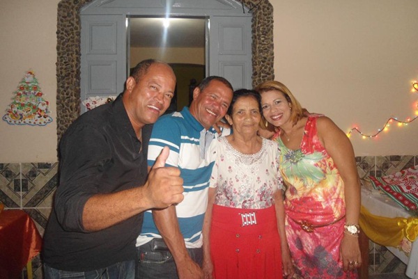 Dona Maria Rosa,com tr&ecirc;s dos seus nove filhos