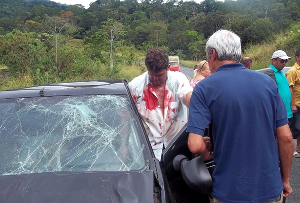 O fot&oacute;grafo Ricardo, condutor do Renault, ficou levemente ferido no acidente