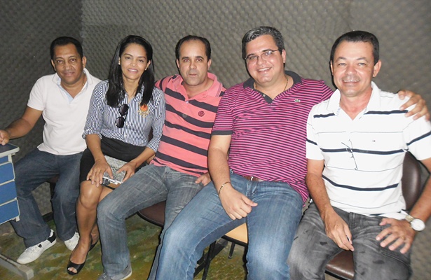 Da esquerda para a direita: o delegado Dr. Marivaldo Felipe; Dra. Joec&eacute;lia Coutinho; o presidente do PCdoB em Itabela, Romildo; o pr&eacute;-candidato a prefeito J&uacute;nior Dap&eacute;, e o presidente da C&acirc;mara de Vereadores de Itabela, L&uacute;cio Fran&ccedil;a