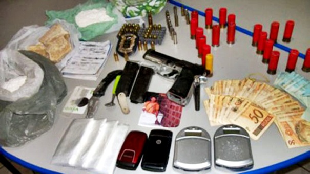 Na opera&ccedil;&atilde;o realizada pela Pol&iacute;cia Civil em 2010 na casa de 'Robertinho', foram apreendidas drogas e armas. Na ocasi&atilde;o ele conseguiu fugir.