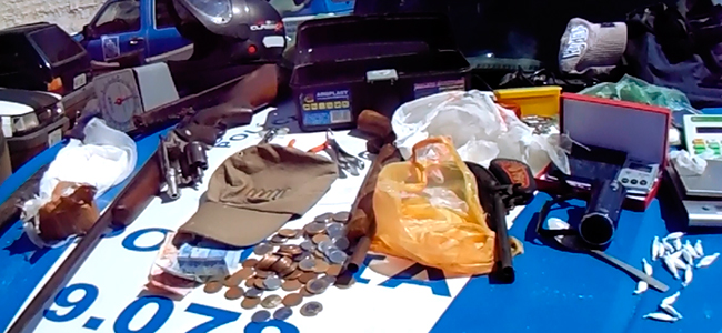 Armas, Drogas, Balan�as foram apreendidas pela pol�cia / Foto: Igor Almeida Brito / Giro de not�cias