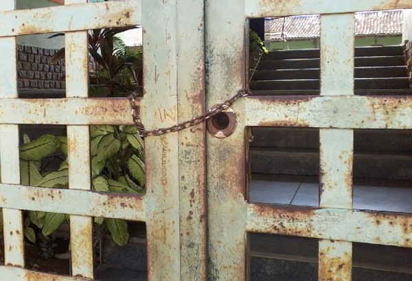 A Escola permanece com o port&atilde;o fechado