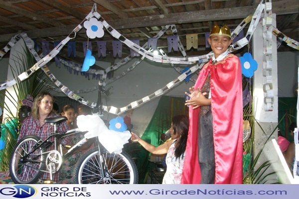 o grande vencedor do concurso recebendo sua linda bicicleta.