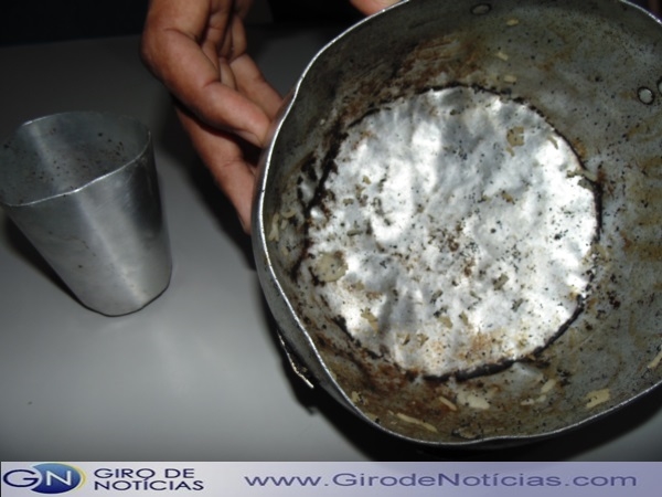 Panela onde o arroz com o veneno estavam.