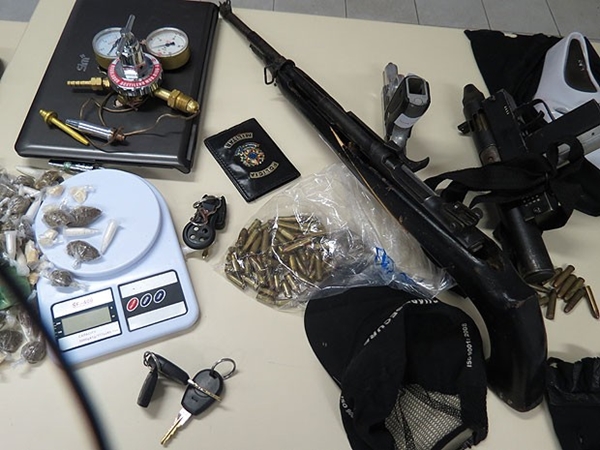 Pol�cia aprendeu armas, drogas e muni��o com suspeitos 