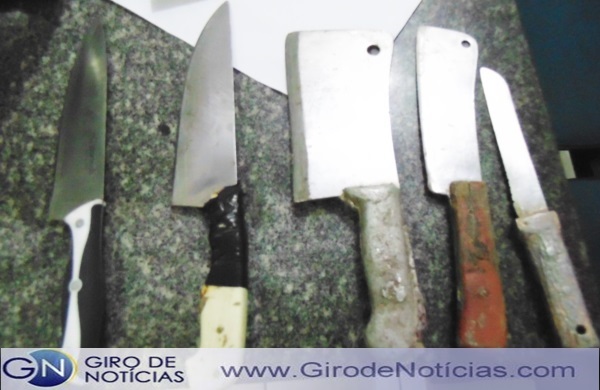 Armas brancas apreendidas com o r�u.